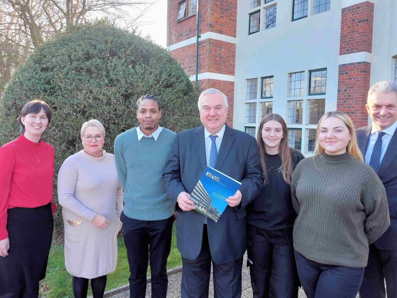 MP sees Willmott Dixon’s work with apprentices